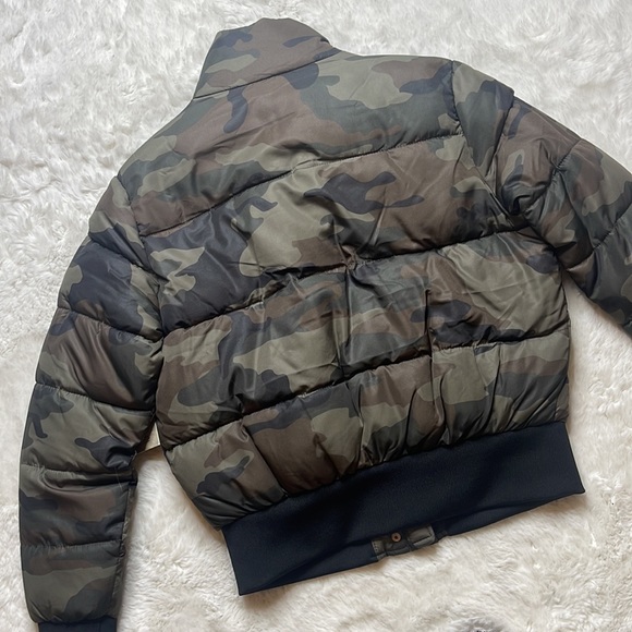 NWT Forever 21 Camo Puffer - SIZE: S - Picture 5 of 5